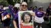 Una mujer sostiene un cartel con una foto de la activista ambiental indígena Berta Cáceres, durante una protesta para conmemorar el Día Internacional de la Mujer frente a la fiscalía en Tegucigalpa, Honduras, el 8 de marzo de 2019.