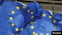 Las banderas de la Unión Europea ondean fuera de la sede de la Comisión de la UE en Bruselas. Mayo 5, 2021.