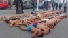 Imagen tomada de un video divulgado por la policía de Ecuador y transmitido por AFP muestra a un grupo de hombres arrestados después de que trataton de tomar un hospital en Guayas el 21 de enero de 2024.
