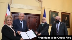 El Ministro de Obras Públicas y Transportes de Costa Rica, don Rodolfo Méndez Mata, a la izquierda, y el canciller Rodolfo Solano Quirós, muestran el Memorándum de Entendimiento para la Implementación del Transporte Marítimo de Corta Distancia.