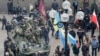 反对亚努科维奇的乌克兰民众2月27日聚集在基辅国会大楼外