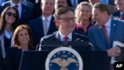 El presidente de la Cámara de Representantes, Mike Johnson, de Los Ángeles, habla durante una conferencia de prensa en el Capitolio de Washington, el miércoles 25 de octubre de 2023.