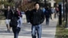 来自上海的中国学生王克道(音译)行走在美国密西根大学的校园里(资料照片)。2012年密西根大学总共招收了6千4百多名外国学生。
