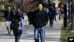 来自上海的中国学生王克道(音译)行走在美国密西根大学的校园里(资料照片)。2012年密西根大学总共招收了6千4百多名外国学生。