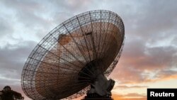 Un radiotelescopio del Observatorio Parkes en Australia el 15 de julio de 2019.