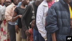 ARCHIVO - Un grupo de personas hace fila para recibir comida en un refugio para familias desplazadas en la comunidad de Kenscoff de Port-au-Prince, Haití, el 3 de febrero de 2025.