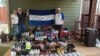 Manuel Prado, presidente de Funadec, en una de las labores de envíos de que la organización hace en solidaridad con inmigrantes, principalmente de Nicaragua, y de los que se han beneficiado también venezolanos y cubanos. Foto de archivo de 2019.