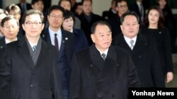 金英哲（前）率领代表团2018年2月25日进入韩国一侧（韩联社）