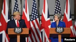 Donald Trump, criticó el lunes a la primera ministra británica Theresa May y su embajador en Washington, mientras que Reino Unido expresó su pesar por la filtración de memorandos confidenciales en los que toldan de "inepto" el gobierno de Trump.