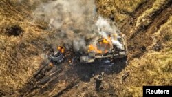 Un tanque ruso destruido por las fuerzas ucranianas arde en un campo cerca de Vuhledar, en la región de Donetsk, en el este de Ucrania, el 5 de noviembre de 2023.