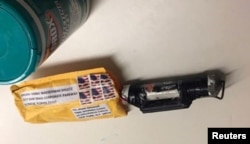 Un paquete con "un artefacto explosivo" según la policía fue recibido en el Time Warner Center, donde están las oficinas de CNN en Nueva York. La fotografía fue proporcionada por la policía el 24 de octubre de 2018.
