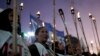 Integrantes de organizaciones sociales marchan con antorchas en protesta contra las políticas gubernamentales y en reclamo de salarios más altos para enfrentar la inflación, en Buenos Aires, Argentina, el miércoles 19 de abril de 2023.