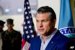 El secretario de Defensa de Estados Unidos, Pete Hegseth, habla con los medios durante su visita a la sede del Comando Europeo y el Comando de África de Estados Unidos en el Cuartel Kelly en Stuttgart, Alemania, el martes 11 de febrero de 2025. (Foto AP/Michael Probst)