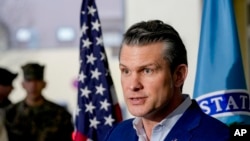 El Secretario de Defensa de Estados Unidos, Pete Hegseth, habla con los medios durante su visita a la sede del Comando Europeo y el Comando de África de Estados Unidos en el Comando de África en el Cuartel Kelly en Stuttgart, Alemania, el 11 de febrero de 2025.