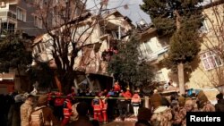 Los socorristas buscan personas entre los escombros de un edificio derrumbado en la provincia de Hatay, Turquía, el 21 de febrero de 2023.