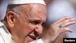El papa Francisco saluda a su arribo a la audiencia general de los miércoles en la Plaza de San Pedro, en el Vaticano, el miércoles, 20 de junio de 2018.