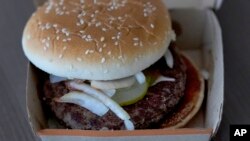 ARCHIVO - Una hamburguesa cuarto de libra de McDonald's, fotografiada el 23 de octubre de 2024, en Chicago, Estados Unidos.