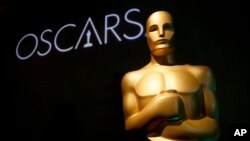ARCHIVO - Una estatua de Oscar en el almuerzo en honor a los nominados al galardón. Beverly Hills, California, 4-2-19.