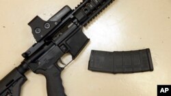 En esta imagen se muestra un rifle de cacería con un magazine de alta capacidad. Esto es considerado un rifle de asalto.