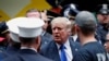 L'ancien président américain Donald Trump à la police de New York