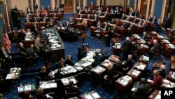 En esta imagen de video, los senadores estadounidenses votan sobre enmiendas al procecimiento de juicio político al presidente Donald Trump presentadas por los demócratas el miércoles, 22 de enero de 2020.