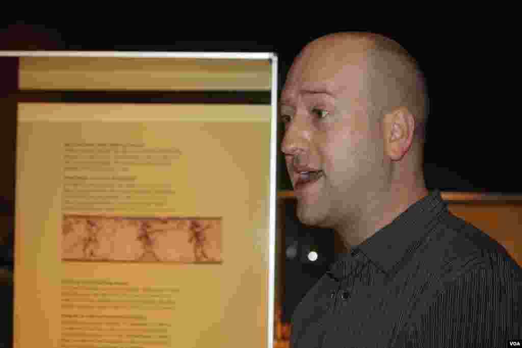 Woodaman ha dado una visita guiada de la exposición de la &ldquo;Cerámica de los Ancestros&rdquo; hablando del significado y de la historia de las piezas y de la exposición.
