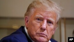 El expresidente Donald Trump habla con los periodistas después de un mitin de campaña en el Aeropuerto Regional de Waco, en Waco, Texas, el 25 de marzo de 2023. 