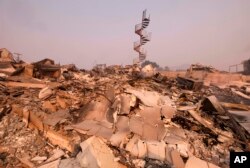 Los restos calcinados de una casa en Malibú, California, el sábado 10 de noviembre de 2018.