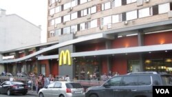 普希金广场旁，停业前的麦当劳旗舰店。（美国之音白桦拍摄）