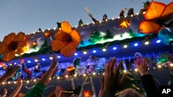 Visitantes de Nueva Orleans en el primer día de Mardi Gras de 2017, gritan pidiendo collares de cuentas falsas durante el desfile de Krewe of Endymion. Enero 6 de 2017.