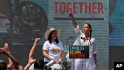 La actriz América Ferrera, a la izquierda, y la cantante Alicia Keys acuden a una protesta en contra de la política del gobierno del presidente Donald Trump sobre la separación de familias migrantes, frente a la Casa Blanca, el 30 de junio de 2018. 