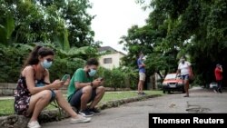 Las personas se conectan a Internet en un punto de acceso en un parque público en La Habana, el miércoles 14 de julio de 2021.