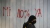 Una mujer con mascarilla pasa delante de un grafiti contra las Administradoras del Fondo de Pensiones en Santiago, Chile, el 22 de julio de 2020.