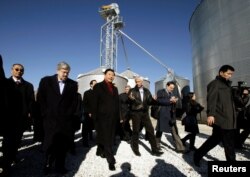 2012年2月16日，美国爱奥华州州长特里•布兰斯塔德陪同中国副主席习近平参观农场