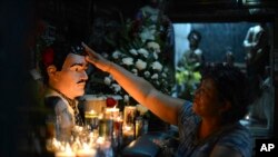 El apodo “Malverde”, según dicen, viene de cómo el hombre se metía y asaltaba a los hacendados más ricos de la región, y luego bajaba para distribuir el botín entre los más pobres.