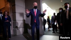 El presidente de Estados Unidos, Joe Biden, habla con los periodistas mientras la presidenta de la Cámara de Representantes, Nancy Pelosi, observa después de que el presidente se reuniera con legisladores demócratas en el Capitolio el 1 de octubre de 2021.