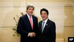 美国国务卿克里在东京会见日本首相安倍晋三。（资料照片）