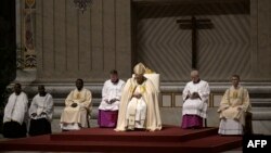 El papa Francisco presidió la Vigilia de Pascua en la basílica de San Pedro del Vaticano, el 30 de marzo de 2024.