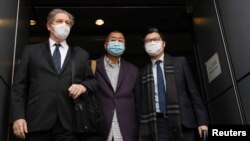 新冠病毒导致的数月平静之后，香港警方星期六再度抓人，壹传媒创办人黎智英仍是被关注对象。图为黎智英（中）2020年2月28日早上被香港警方拘捕，并带往警署调查，图为黎智英离开警署情形。(路透社资料照)