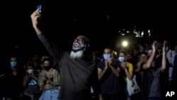 Jóvenes artistas protestan frente a las puertas del Ministerio de Cultura, en La Habana, Cuba, el viernes 27 de noviembre de 2020. Decenas de artistas cubanos protestaron contra la policía que desalojó a un grupo que participaba en una huelga de hambre.