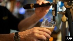 ARCHIVO - El trabajador de un bar en Brest, Francia, sirve una cerveza el 10 de enero de 2023. Estados Unidos plantea nuevas directrices sobre el consumo de alcohol, enfocándose en reducir los riesgos de cáncer.