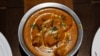 แกงไก่อินเดีย หรือ butter chicken ที่ภัตตาคารโมตี มาฮาล ดีลักซ์ ในกรุงนิวเดลี 