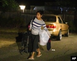 Eva Peteros ayuda a evacuar Redwood Retreats, una residencia de cuidados médicos en Santa Rosa, California, el sábado 26 de octubre de 2019. AP.