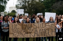 Activistas protestan en el jardín frontal este del Capitolio de Estados Unidos por el voto de confirmación del nominado a la Corte Suprema Brett Kavanaugh en el Capitolio, el 6 de octubre de 2018, en Washington.