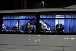 Autobuses que transportan a los pasajeros estadounidenses del crucero Diamond Princess, donde decenas de personas dieron positivo por coronavirus, salen en la Terminal de Cruceros Daikoku Pier en Yokohama, al sur de Tokio, Japón, el 17 de febrero de 2020. REUTERS / Issei Kato.