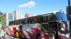在台北101大楼前的陆客旅游巴士(美国之音张永泰拍摄)