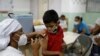 Un niño en Venezuela recibe una dosis de la vacuna contra el coronavirus de Sinopharm el 9 de diciembre de 2021.