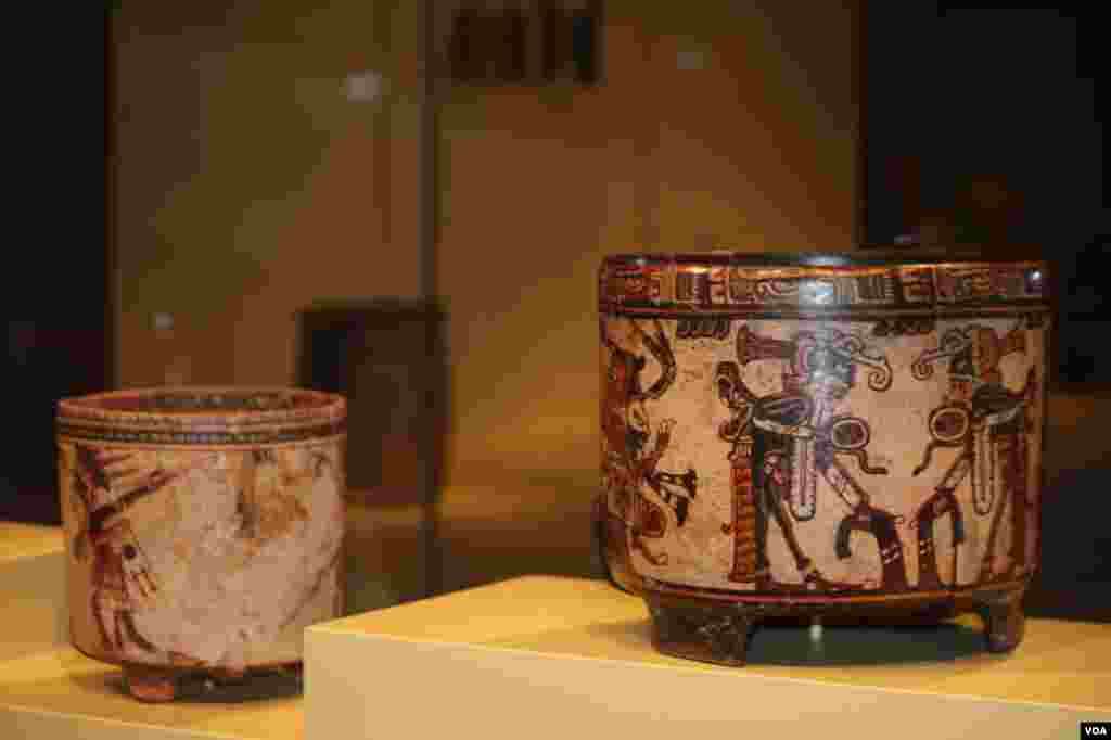 Cuenca del Rio Ulúa representando bailarines, 750-850 dC. Yuscaran, Departamento de El Paraíso, Honduras. Cerámica, engobe, pintura. De la colección de Marco Aurelio Soto y comprado en 1917. 