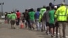 Un grupo de menores no acompañados son atendidos por personal local en Carrizo Springs, Texas, EE. UU., en marzo de 2021.
