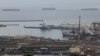 แฟ้มภาพ - เรือขนส่งด้านนอก Port of Cape Town ในแอฟริกาใต้ เมื่อ 17 ต.ค. 2022 (รอยเตอร์)